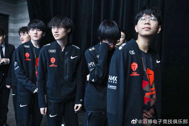 接出示红牌 接出示红牌